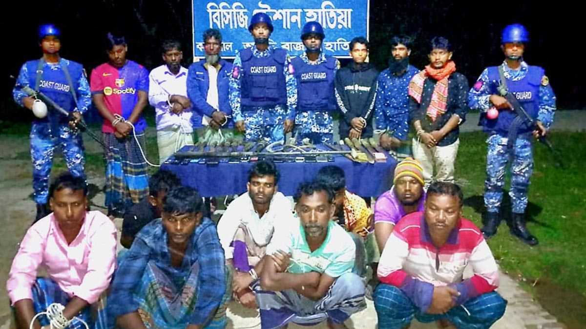 হাতিয়াতে আগ্নেয়া’স্ত্রসহ ১৪ ডাকাত গ্রেপ্তার
