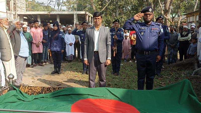 ব্রাহ্মণপাড়ায় রাষ্ট্রীয় মর্যাদায় বীর মুক্তিযোদ্ধা শরাফত আলীর দাফন সম্পন্ন
