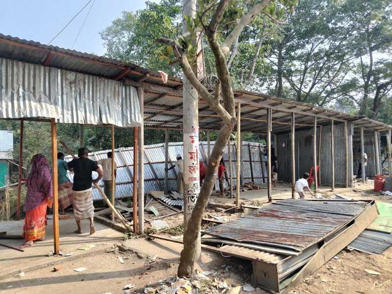ব্রাহ্মণপাড়ায় চারিপাড়ায় ১২টি অবৈধ দোকানঘর উচ্ছেদ করেছেন উপজেলা প্রশাসন