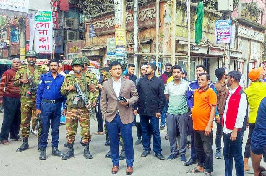 কুমিল্লা নগরীর ফুটপাত দখলমুক্ত করতে সেনাবাহিনীর অভিযান