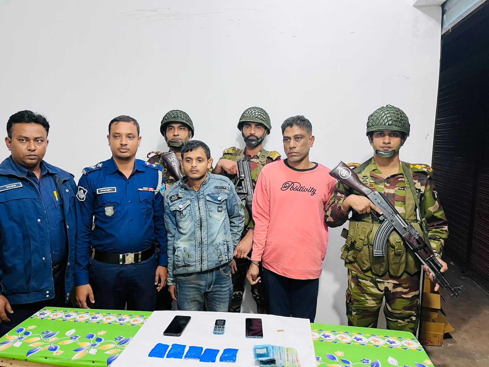 সেনাবাহিনীর অভিযানে মনোহরগঞ্জে ২ মাদক সম্রাট গ্রেফতার