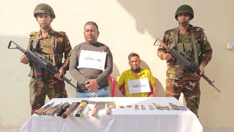 কুমিল্লায় সেনাবাহিনীর হাতে দেশী- বিদেশী অ’স্ত্রসহ ২ স’ন্ত্রাসী গ্রে’ফতার