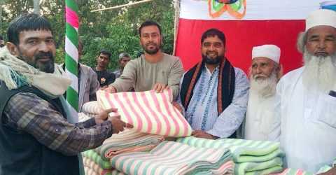 হোমনায় চারকুড়িয়া যুব সমাজের উদ্যোগে শীতবস্ত্র বিতরণ