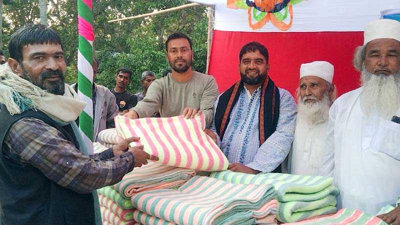 হোমনায় চারকুড়িয়া যুব সমাজের উদ্যোগে শীতবস্ত্র বিতরণ