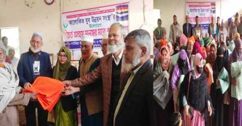 আলোকিত যুব উন্নয়ন সংস্থার উদ্যোগে শীতার্ত মানুষের মাঝে কম্বল ও খাবার বিতরণ