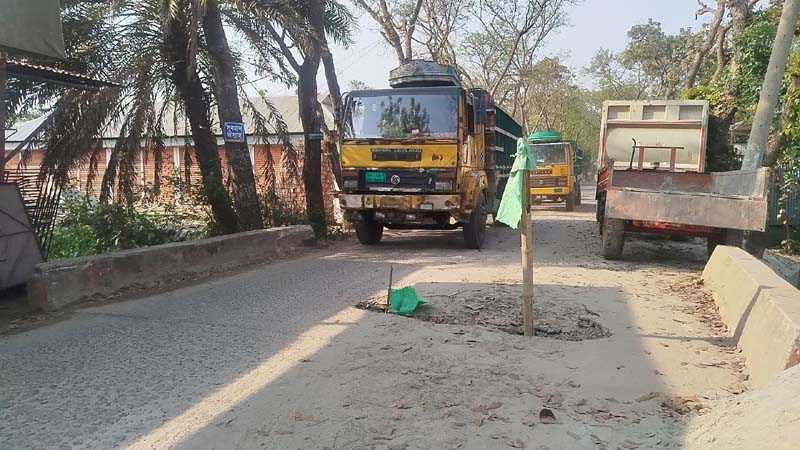 ভাঙা কালভার্টে চার উপজেলার মানুষের দুর্ভোগ